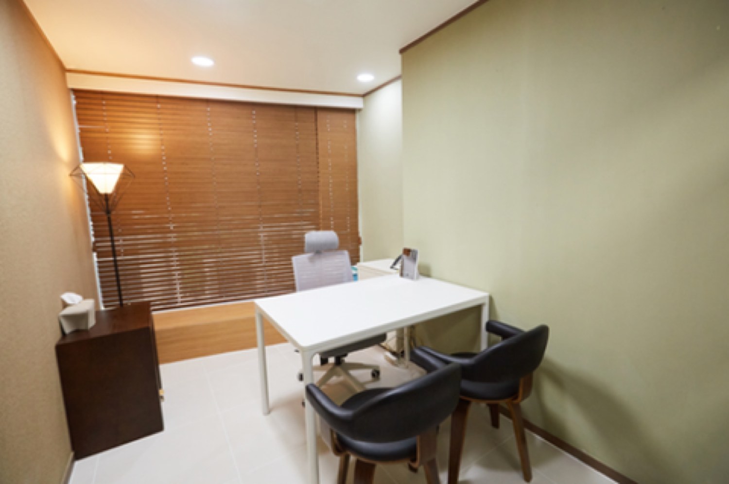 Reception and waiting area at YOON CLINIC
